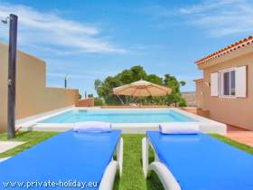 Ferienvilla mit Pool und Terrasse